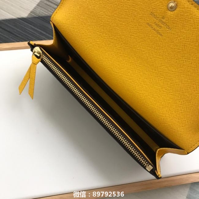 lv M60697 黄色  功能实用且设计华美的 Emilie 钱夹采用柔软的 Monogram 帆布制成 衬以颜色鲜艳的内衬 气质极为优雅 多袋