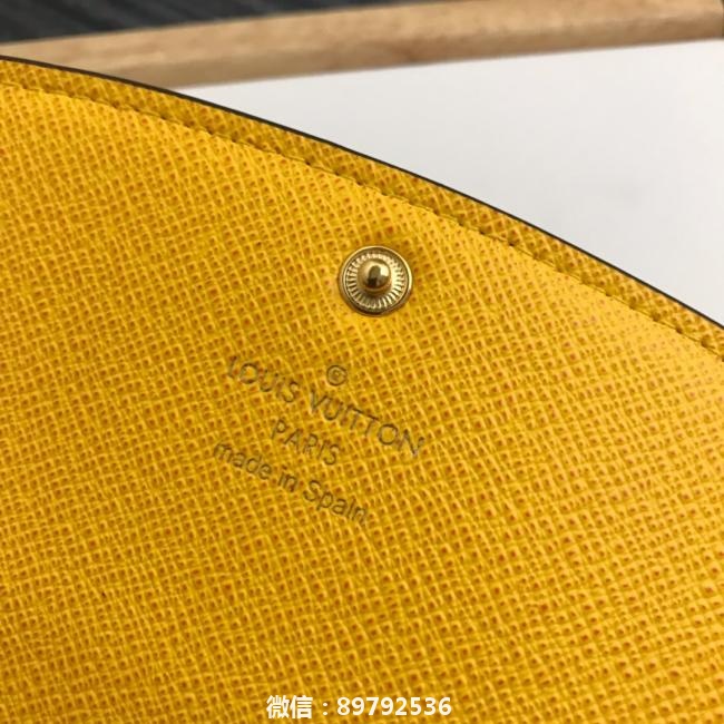 lv M60697 黄色  功能实用且设计华美的 Emilie 钱夹采用柔软的 Monogram 帆布制成 衬以颜色鲜艳的内衬 气质极为优雅 多袋