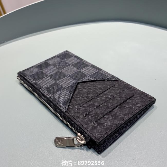 lv M64038 黑格！ COIN 卡夹 由路易威登标志性的黑色Taiga皮革裁制而成的Coin卡夹