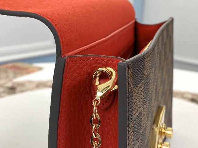 lv43 顶级原单 N60288 猩红色Croisette 链条钱夹采用 Damier Azur 帆布与皮革饰边勾勒利落构型