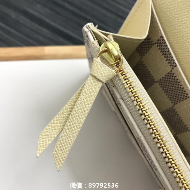 lv N63546 白格  功能实用且设计华美的 Emilie 钱夹采用柔软的 Monogram 帆布制成 衬以颜色鲜艳的内衬 气质极为优雅 多袋