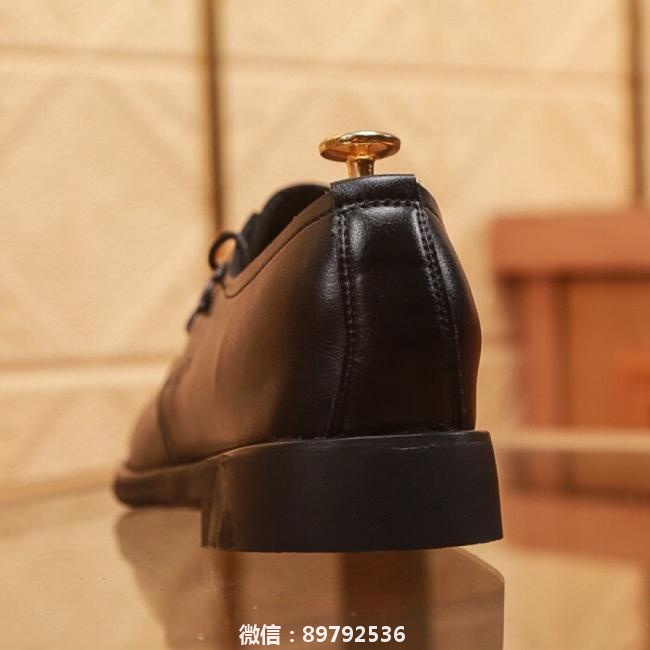 lv（牛里）顶级货   【菲拉格慕.Ferragamo 】香港专柜再现传奇菲拉格慕面料由蛇纹皮制作.搭配鞋