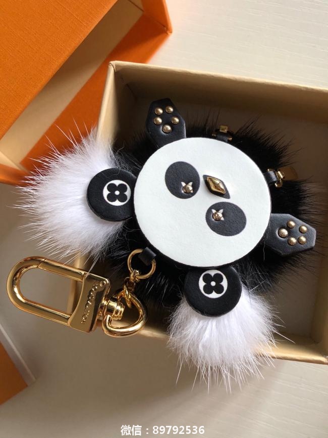 lvZP购入打版复刻 专柜限量版WILD PUPPET 熊猫挂饰 钥匙扣 M63094