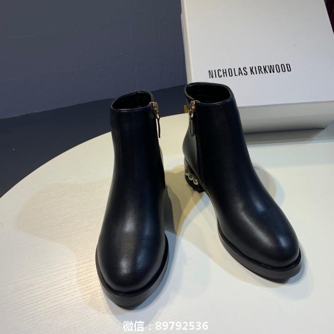 lv  英国高端品牌Nicholas Kirkwood. 独树一帜的设计风格. 以大小不一的珍珠镶嵌在鞋