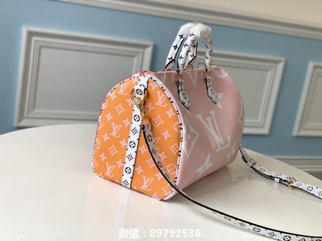 lvM44573 2019 夏季的趣味印花风情为来自 1930 年代的经典 Speedy Bandoulière 手袋