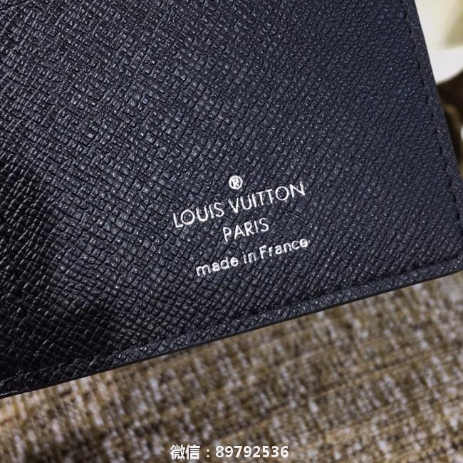lvM30285十字纹黑色Brazza 钱夹选用柔软且耐磨的双色压纹 Taïga 皮革传递经典气质,利落构型包
