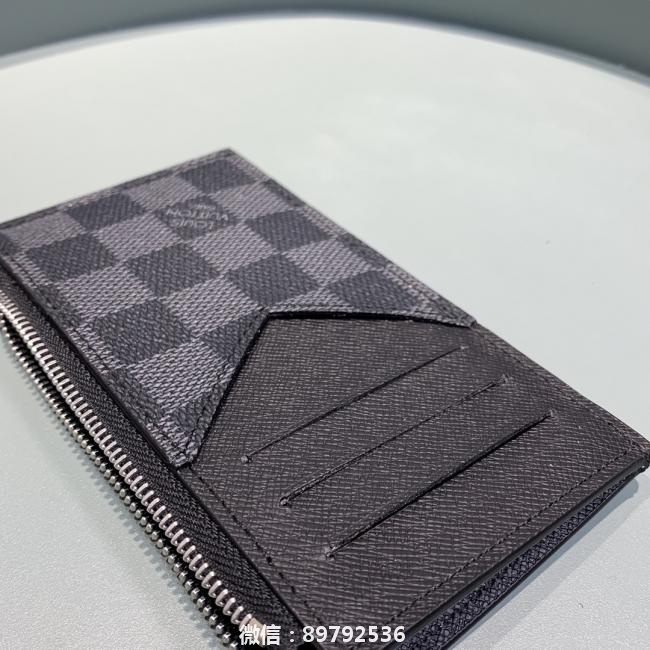 lvM64038 黑格！ COIN 卡夹 由路易威登标志性的黑色Taiga皮革裁制而成的Coin卡夹