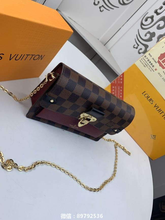 lvp N60237 N60222 N60221 VAVIN 链条钱夹Vavin 链条钱夹将路易威登经典的 Damier 帆布与皮革巧妙融合。品牌传统行李箱的设计元素化身为一枚金色钩扣