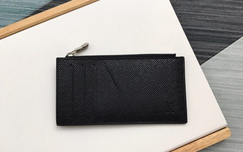 lv M64038 黑色十字纹皮  COIN 卡夹 由路易威登标志性的黑色Taiga皮革裁制而成的Coin卡夹