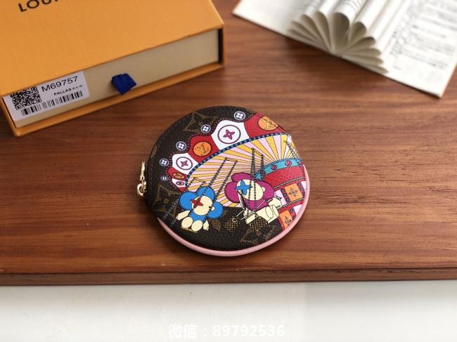 lvM69757以单克画布制作的2020年假日季收藏系列的“波尔托莫内·罗恩”。是日本限定的可爱的收藏家单品。路易·威登的吉祥物“维维恩”五颜六色地描绘了骑着旋转秋千玩耍的模样