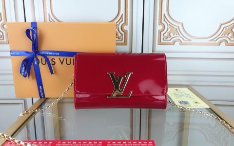 lv94336漆皮大红 实物拍摄-做工精致销量冠军    品牌：Louis Vuitton材料:  牛皮尺寸：23/15/5。       介绍：M94336小手袋