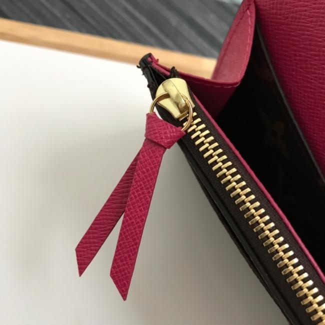 lv M60697 玫红  功能实用且设计华美的 Emilie 钱夹采用柔软的 Monogram 帆布制成 衬以颜色鲜艳的内衬 气质极为优雅 多袋