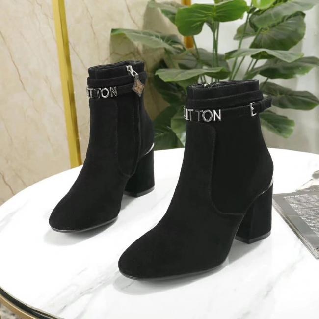 lvLV 路易威登 短靴  黑色皮革靴子在背带上用银色的金属做了“Vuitton”声像