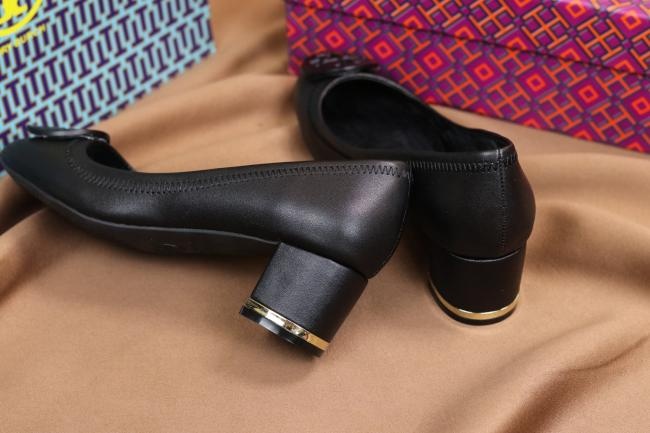 lv  Tory Burch  粗跟配上独特的饰扣设计让脚看起来更加小巧迷人！自带贵族气质的时尚和舒适的脚感 。跟高:5.5 尺码：34-41码