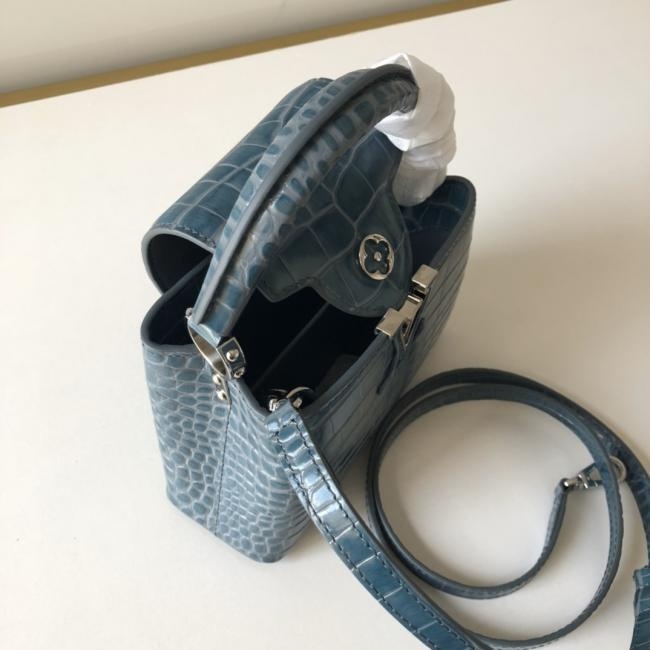 lvN93274迷你 海蓝色进口意大利 头层鳄鱼纹 尽显女装艺术总监Nicolas Ghesquière设计的New Classic系列的特色元素如裹有皮革标识珠宝般的边环以及可收入包