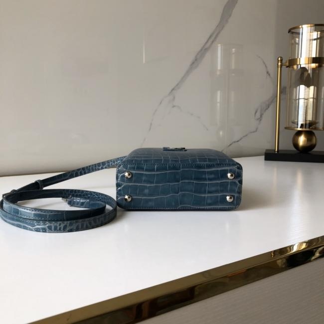 lvN93274迷你 海蓝色进口意大利 头层鳄鱼纹 尽显女装艺术总监Nicolas Ghesquière设计的New Classic系列的特色元素如裹有皮革标识珠宝般的边环以及可收入包