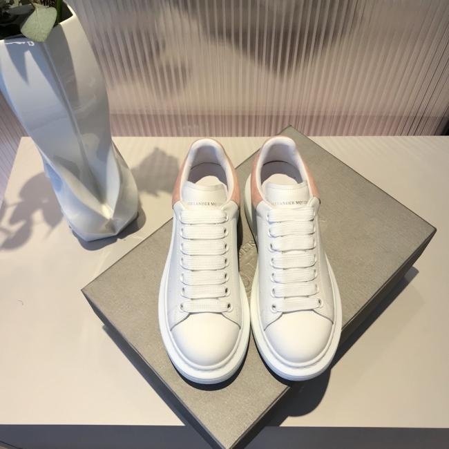 lv  Alexander McQueen 第二代  Oversize Sneaker   ✔️ 98%小牛皮 上脚并不重 1.8英寸高的超大橡胶底 走路非常舒服 从前面和侧面看 鞋