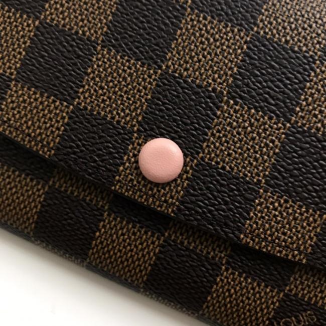 lv N60214 啡格粉色  功能实用且设计华美的 Emilie 钱夹采用柔软的 Monogram 帆布制成 衬以颜色鲜艳的内衬 气质极为优雅 多袋