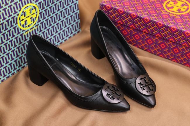 lv   Tory Burch  粗跟配上独特的饰扣设计让脚看起来更加小巧迷人！自带贵族气质的时尚和舒适的脚感 。跟高:5.5 尺码：34-41码