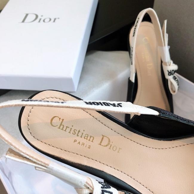 lv  到排队的Dior字母鞋