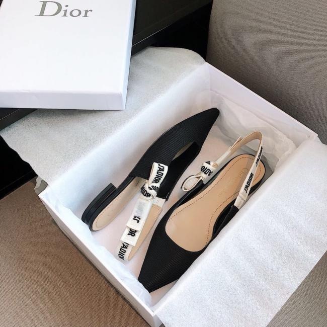 lv  到排队的Dior字母鞋