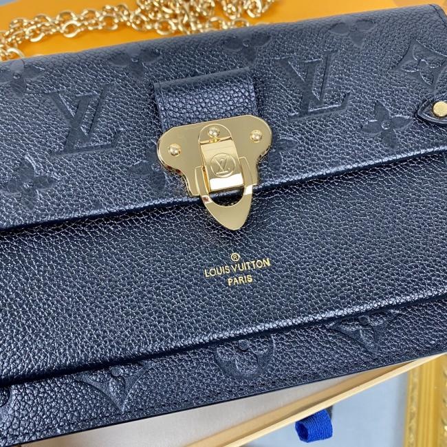 lv顶级原单！型号：M67839！VAVIN 链条钱夹Vavin 链条钱夹将路易威登经典的 Damier 帆布与皮革巧妙融合。品牌传统行李箱的设计元素化身为一枚金色钩扣
