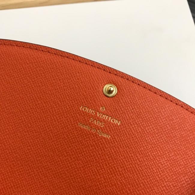 lv M60697 橙色  功能实用且设计华美的 Emilie 钱夹采用柔软的 Monogram 帆布制成 衬以颜色鲜艳的内衬 气质极为优雅 多袋