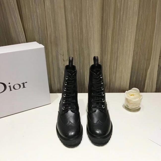 lv   DIOR 2018秋冬最新复古雕花马丁短靴 设计师免去了繁琐的鞋