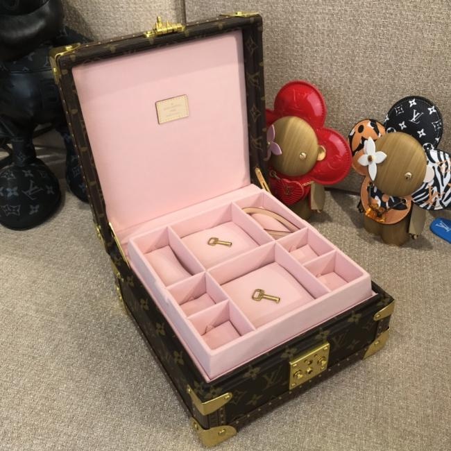 lvM20040珠宝盒 粉色可分层分类存放戒指、项链、手链、耳环与手。配有小衬垫