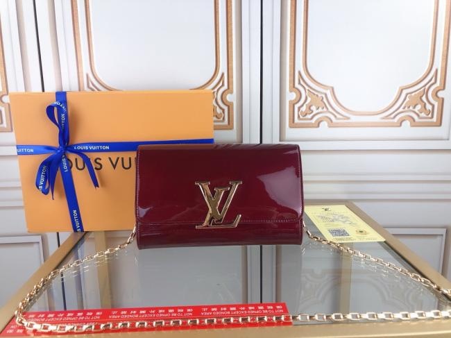 lv94336漆皮紫红 实物拍摄-做工精致销量冠军    品牌：Louis Vuitton材料:  牛皮尺寸：23/15/5。       介绍：M94336小手袋