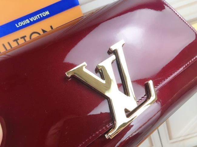 lv94336漆皮紫红 实物拍摄-做工精致销量冠军    品牌：Louis Vuitton材料:  牛皮尺寸：23/15/5。       介绍：M94336小手袋