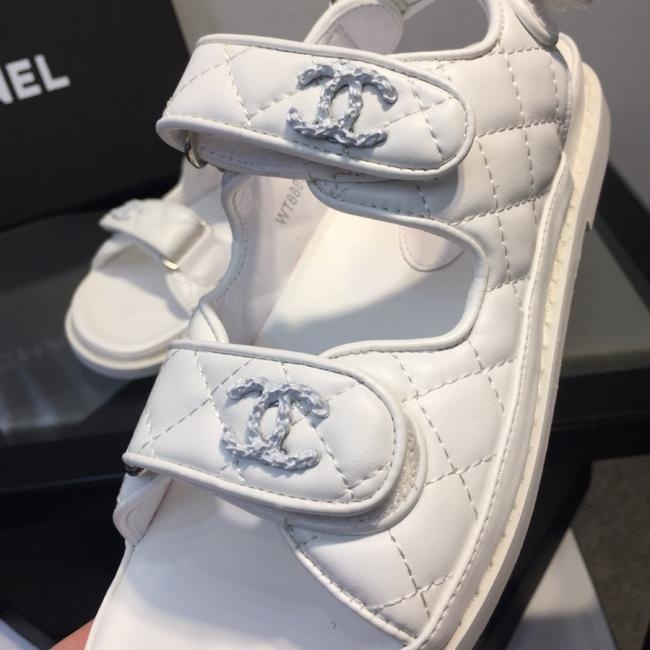 lv    Chanel 延续经典小香特色 非常时尚凉鞋