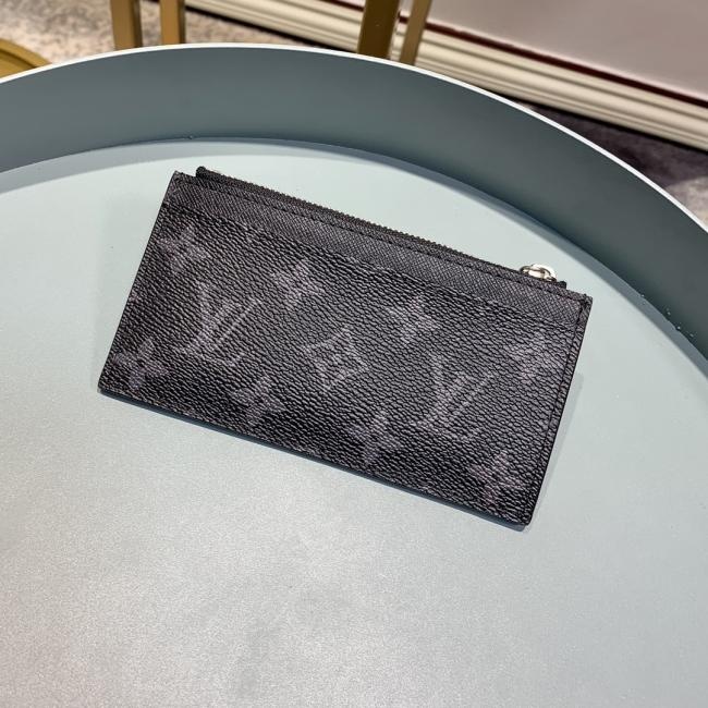 lv M64038 黑花 COIN 卡夹 由路易威登标志性的黑色Taiga皮革裁制而成的Coin卡夹