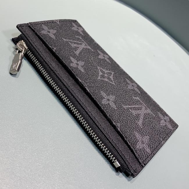 lv M64038 黑花 COIN 卡夹 由路易威登标志性的黑色Taiga皮革裁制而成的Coin卡夹