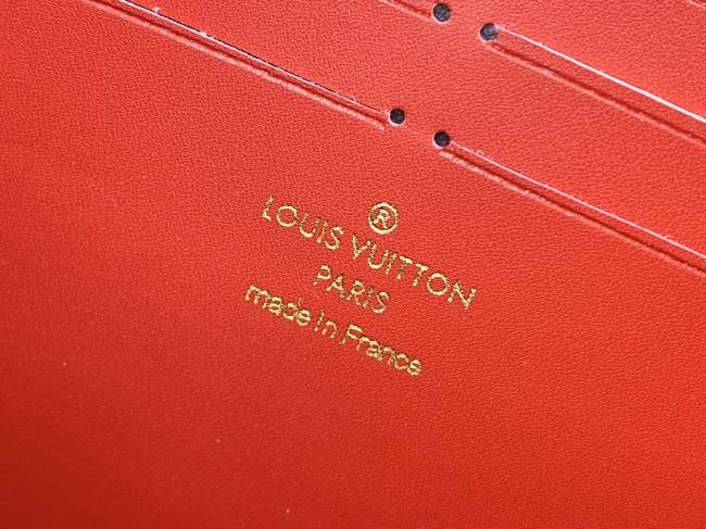 lv顶级原单 M60357 猩红色Croisette 链条钱夹采用 Damier Azur 帆布与皮革饰边勾勒利落构型