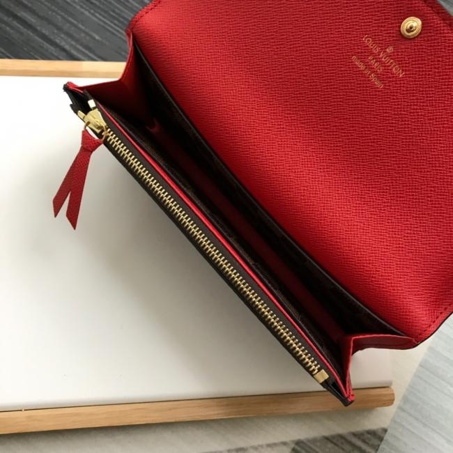 lv N63544 啡格大红  功能实用且设计华美的 Emilie 钱夹采用柔软的 Monogram 帆布制成 衬以颜色鲜艳的内衬 气质极为优雅 多袋