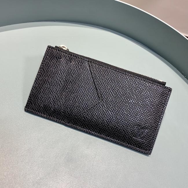 lv M64038  十字纹黑！ COIN 卡夹 由路易威登标志性的黑色Taiga皮革裁制而成的Coin卡夹