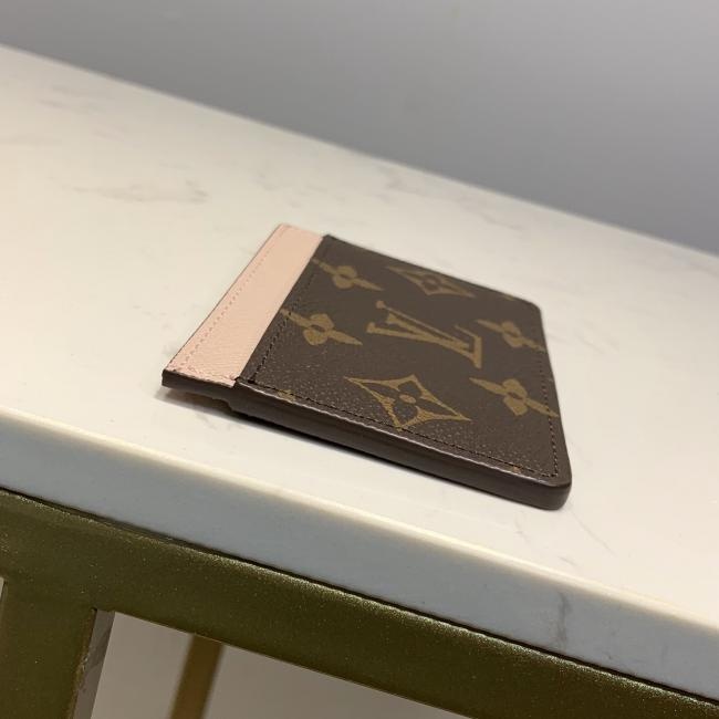lv M60703 粉色！卡片夹卡套 一个内夹层供放较大的卡片 两个外夹层可供放信用卡、乘车卡等各式卡片size11*7cm。