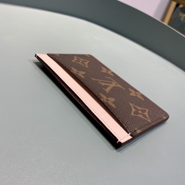 lv M60703 粉色！卡片夹卡套 一个内夹层供放较大的卡片 两个外夹层可供放信用卡、乘车卡等各式卡片size11*7cm。
