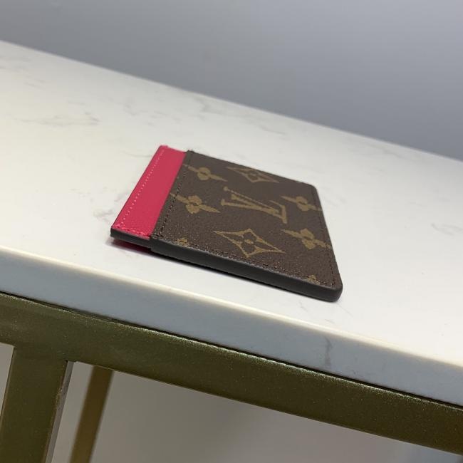 lv M60703 枚红！卡片夹卡套 一个内夹层供放较大的卡片 两个外夹层可供放信用卡、乘车卡等各式卡片size11*7cm。