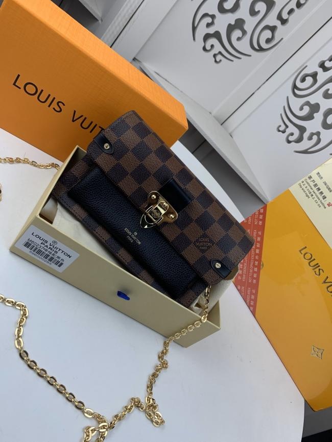 lvp N60237 N60222 N60221 VAVIN 链条钱夹Vavin 链条钱夹将路易威登经典的 Damier 帆布与皮革巧妙融合。品牌传统行李箱的设计元素化身为一枚金色钩扣