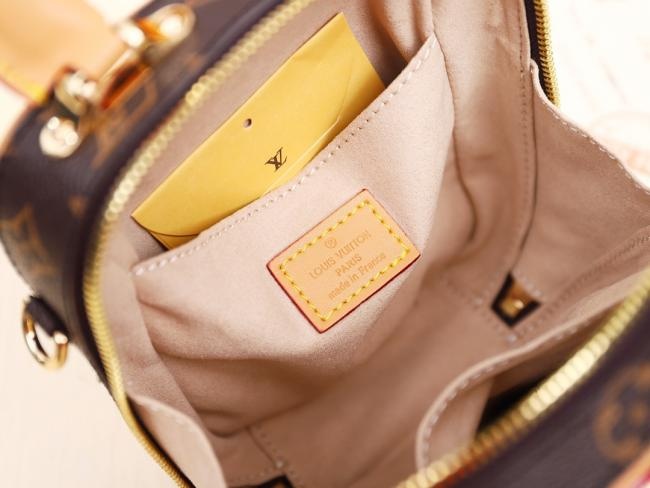 lv顶级原版 220。M44583Nicolas Ghesquière 沿袭品牌旅行传承 为2019 年春夏秀场带来 Mini Luggage 手袋