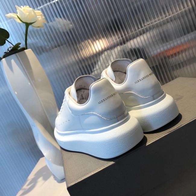 lvAlexander McQueen 第二代  Oversize Sneaker   ✔️ 98%小牛皮 上脚并不重 1.8英
1b8c
高的超大橡胶底 走路非常舒服 从前面和侧面看 鞋