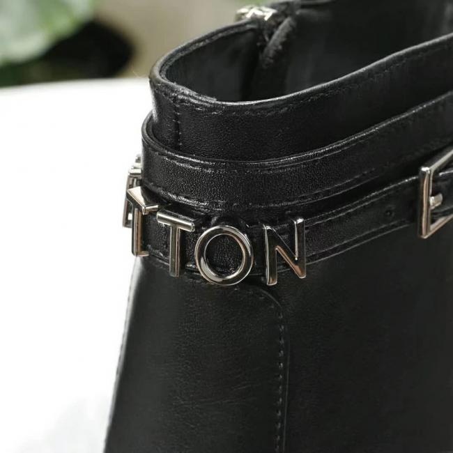 lv  LV ‌路易威登 ‌短靴  黑色‌皮革靴‌子在‌背带上‌用银‌色的金‌属做了“Vuitton”‌声像