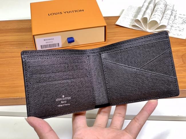 lvM30952黑色精致柔软的皮革是钱夹的理想材质。 这款