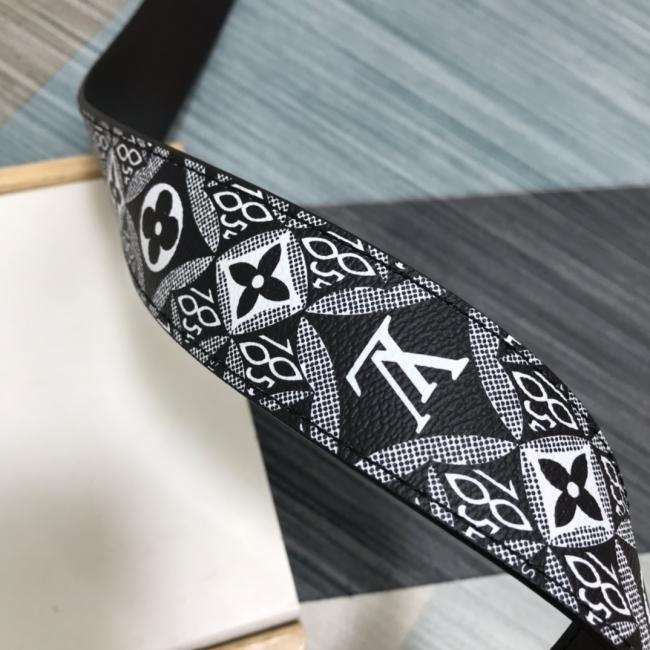 lvＭ57212 黑花肩带 由Monogram帆布面料裁制而成并配有无比惊艳的Rose Poudre纳帕皮革内衬