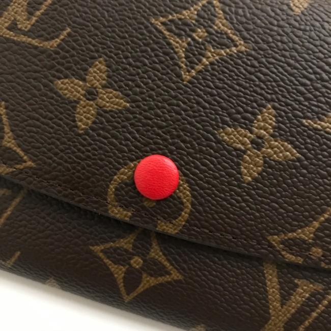 lv M60697 大红  功能实用且设计华美的 Emilie 钱夹采用柔软的 Monogram 帆布制成 衬以颜色鲜艳的内衬 气质极为优雅 多袋