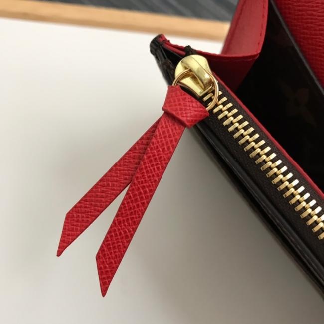 lv M60697 大红  功能实用且设计华美的 Emilie 钱夹采用柔软的 Monogram 帆布制成 衬以颜色鲜艳的内衬 气质极为优雅 多袋