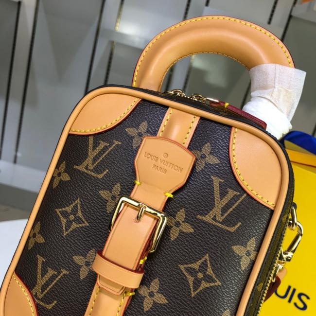 lv M44583 顶级原版 Nicolas Ghesquière 沿袭品牌旅行传承 为2019 年春夏秀场带来 Mini Luggage 手袋
