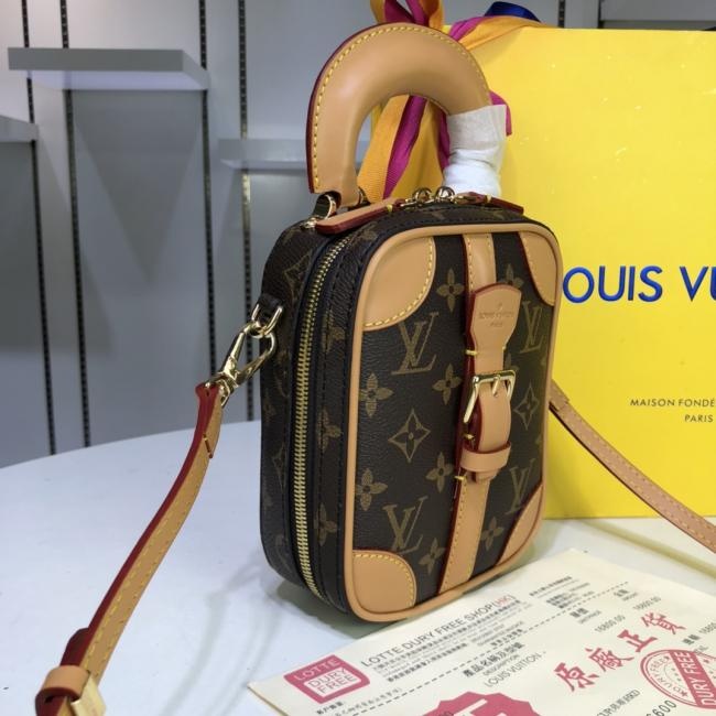 lv M44583 顶级原版 Nicolas Ghesquière 沿袭品牌旅行传承 为2019 年春夏秀场带来 Mini Luggage 手袋